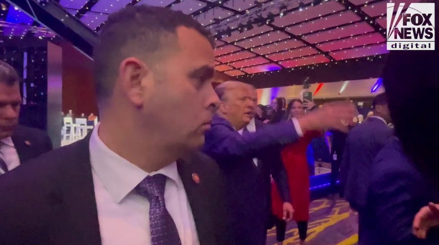 Trump meets with audience members after 91±¬ÁÏ town hall in Iowa