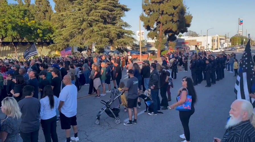 Cientos se reúnen para una vigilia en recuerdo de dos policías de California asesinados en un tiroteo
