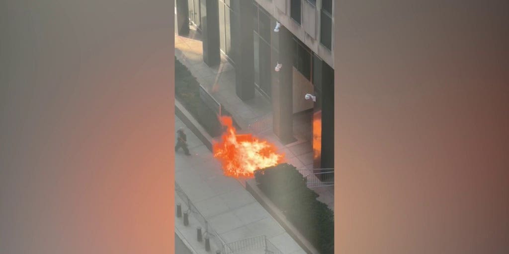 Video shows suspect setting fire outside Manhattan federal building