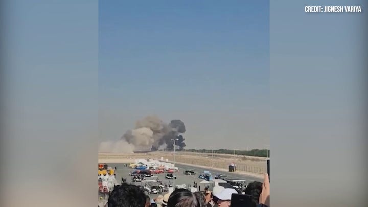 Indian fighter jet crashes at Dubai Air Show, killing pilot