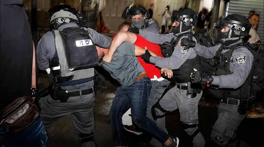 Palestinians, Israeli police face off in Jerusalem