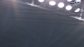 Los Brewers consiguen un out a pesar de que la pelota GOLPEÓ el techo en la novena entrada contra los Padres