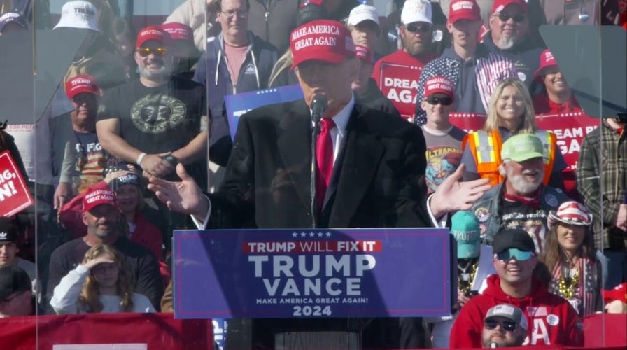 Donald Trump bromea sobre "disparar a través de noticias falsas" en un mitin en Pensilvania