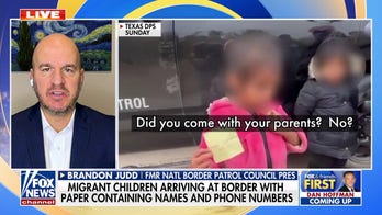 Toddler arrives at US border only with paper containing names, phone numbers