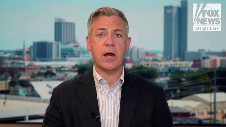 El senador Jim Banks tilda a Neville Roy Singham de «traidor a nuestro país» mientras se intensifica la investigación del gran jurado del Departamento de Justicia