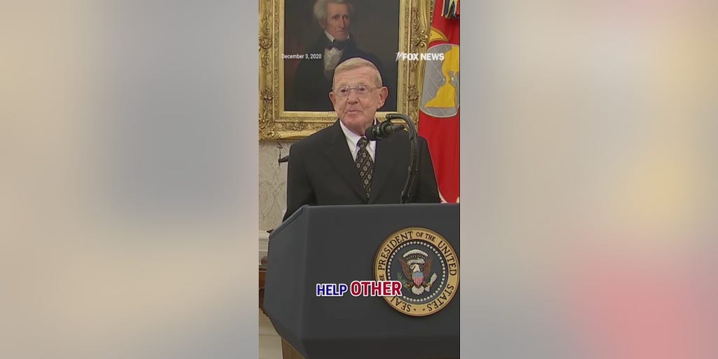 FLASHBACK: Trump awards Lou Holtz with Presidential Medal of Freedom