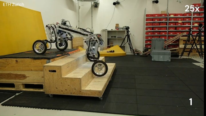 'CyberGuy': Delivery robot autonomously lifts, transports heavy cargo