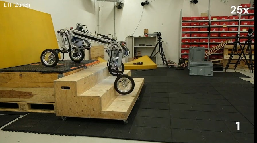 'CyberGuy': Delivery robot autonomously lifts, transports heavy cargo