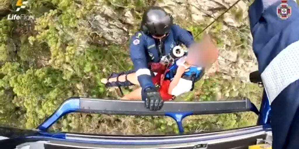 Helicopter crew lifts injured hiker to safety after fall on mountain in Australia