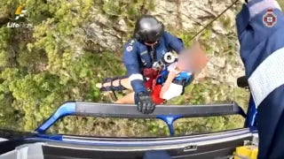 Helicopter crew lifts injured hiker to safety after fall on mountain in Australia