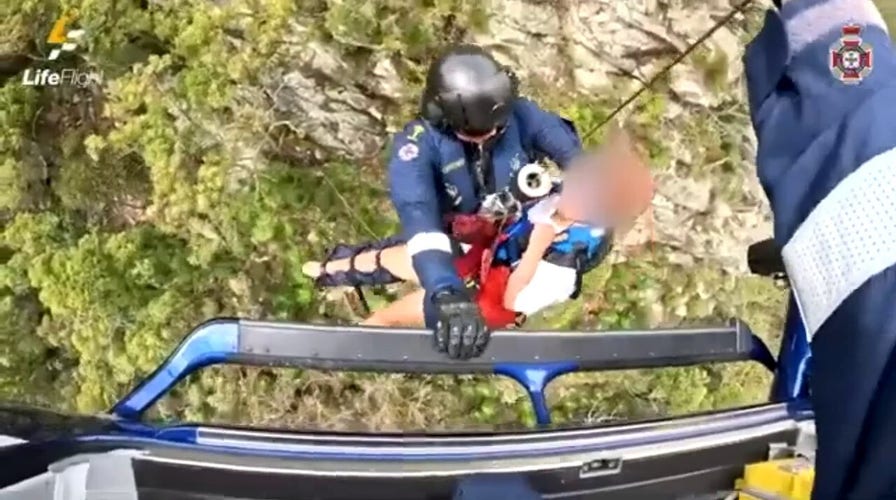 Helicopter crew lifts injured hiker to safety after fall on mountain in Australia