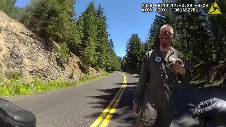 Una cámara corporal graba a un piloto de la Infantería de Marina que parece no haberse inmutado tras un accidente con incendio