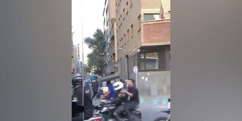 Iranian students stage new anti-government protests