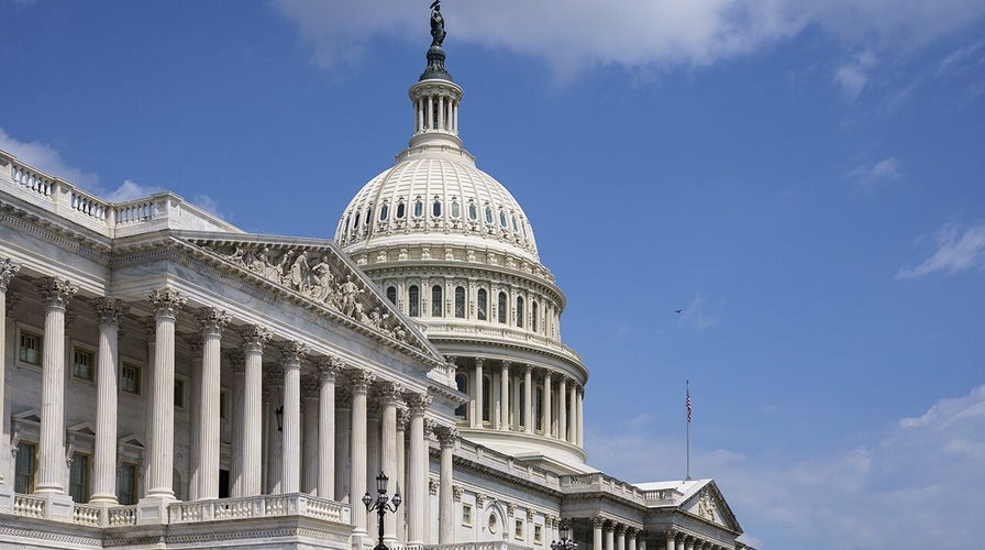  Lawmakers fight over congressional spending bill