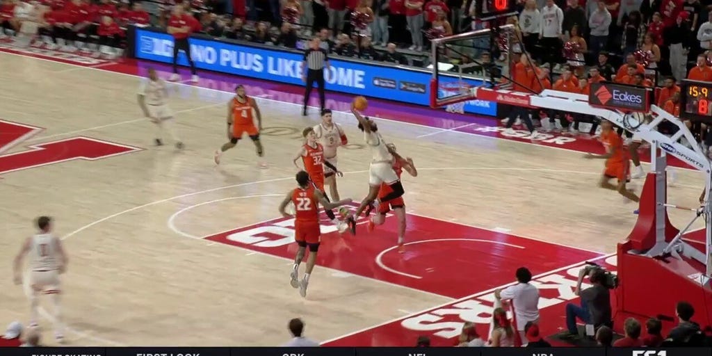 Brice Williams throws down TENACIOUS tomahawk slam to extend Nebraska's lead over Illinois