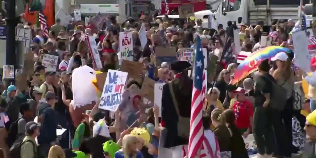 Thousands gather for 'No Kings' protest in Washington, DC