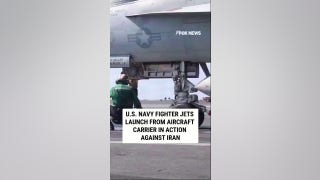 Aviones de combate de la Marina de los Estados Unidos despegan de un portaaviones en acción contra Irán.