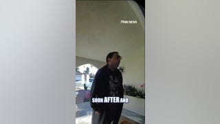 Un sospechoso fuera de sí intenta derribar la puerta de un propietario