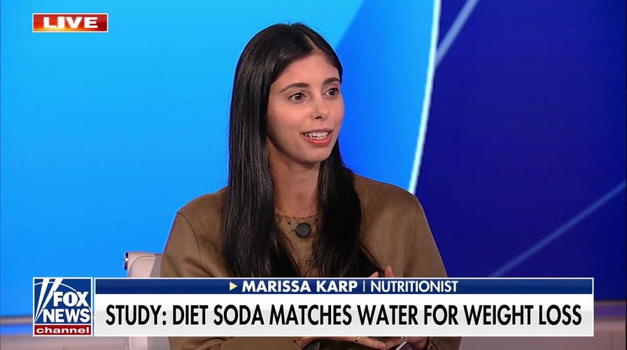 New study compares diet soda and water for weight loss, nutritionist weighs in