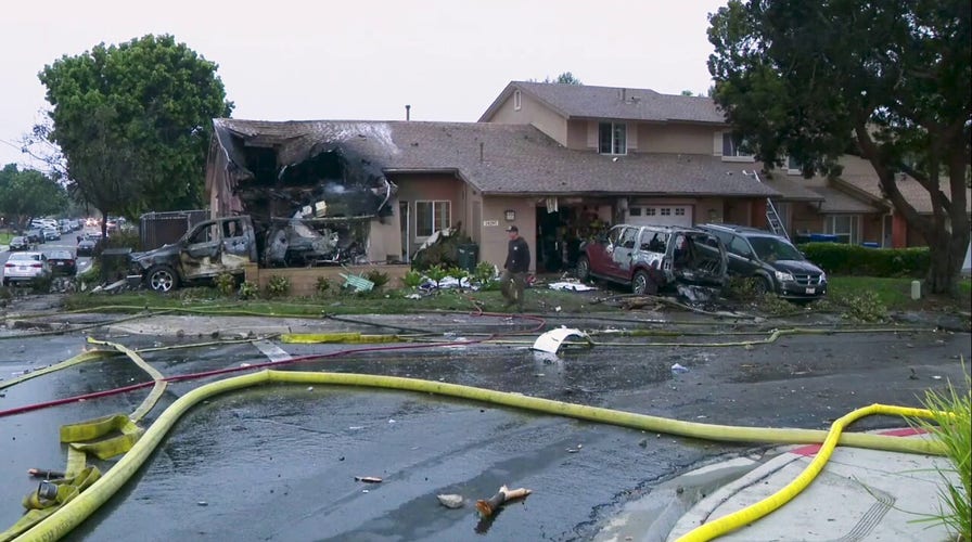 Small plane crashes in San Diego setting homes and vehicles on fire