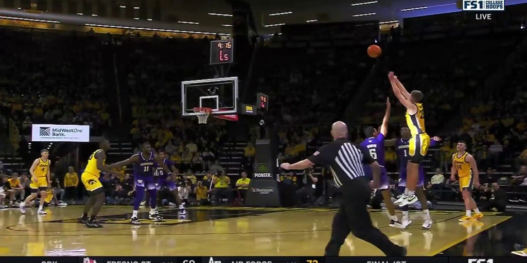 Iowa's Payton Sandfort drills 3-pointer as shot clock expires, tying game vs. Washington