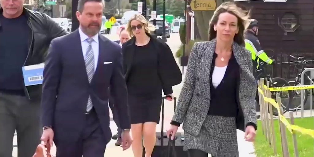 Karen Read arrives for last-minute motions hearing ahead of retrial on murder charges.mp4