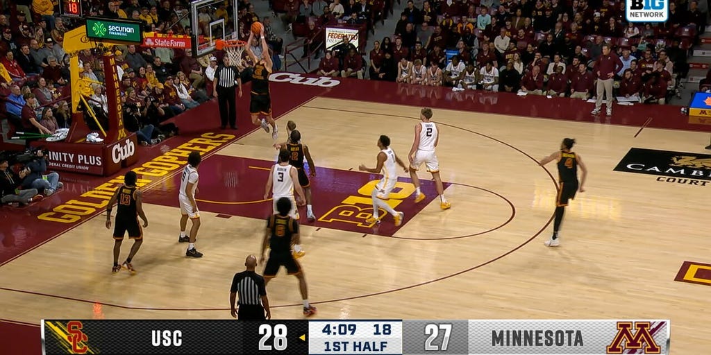 Gabe Dynes cuts baseline for alley-oop, extending USC's lead over Minnesota