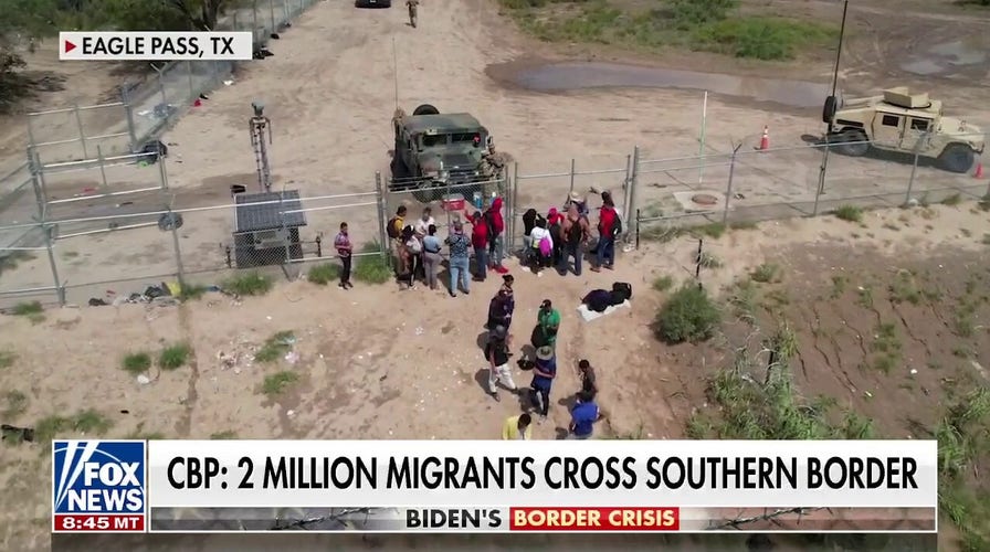 La pattuglia di frontiera apre il cancello chiuso dalla Guardia nazionale del Texas per consentire l'ingresso agli immigrati illegali