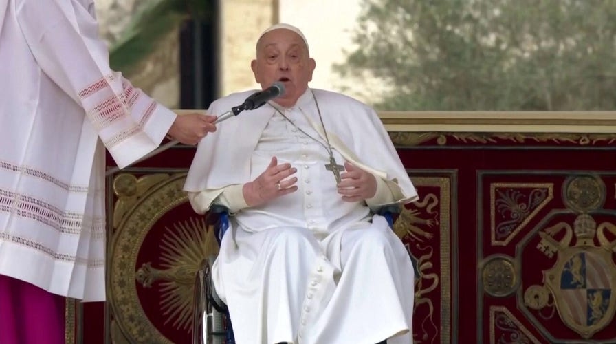 Pope Francis makes brief remarks, visits faithful on Palm Sunday