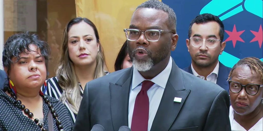 Chicago mayor signs executive order establishing 'ICE-free zone'