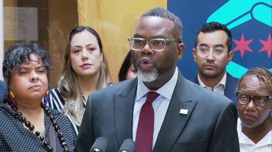 Chicago mayor signs executive order establishing 'ICE-free zone'