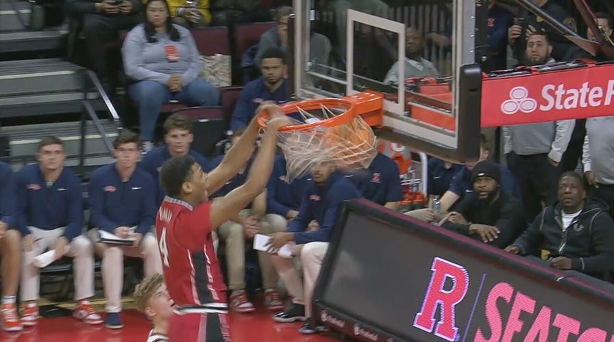Rutgers' Ace Bailey makes block and finishes with a thunderous slam dunk against Illinois
