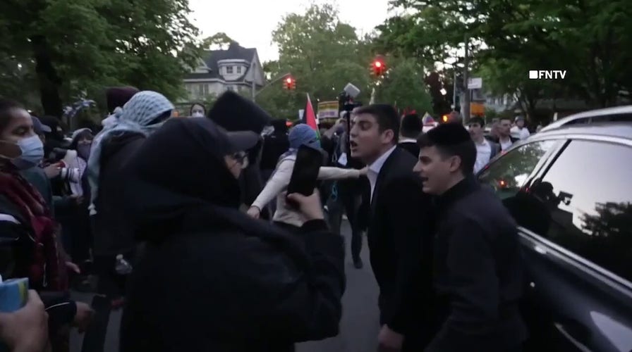 Anti-Israel mob clashes with Israel supporters at real estate expo