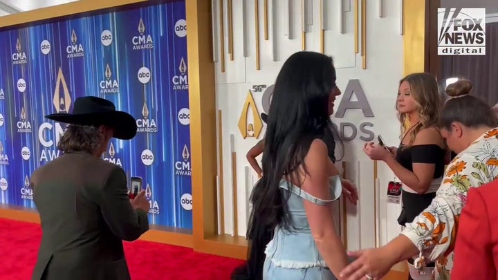 Katy Perry walks CMA Awards red carpet