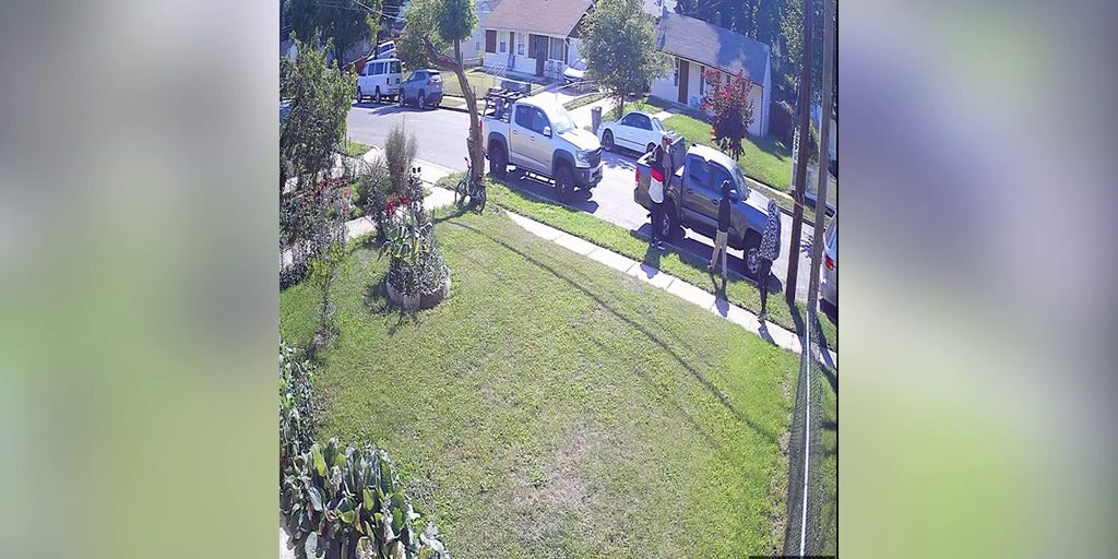 Dramatic video shows former Marine fight off a group of teens who try and carjack him at gunpoint