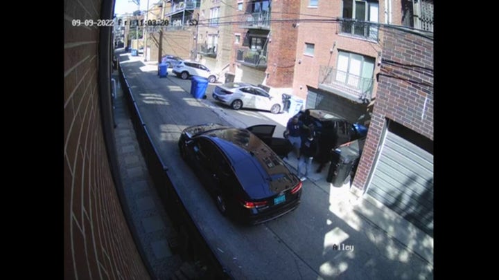 Victim fights back during Chicago gunpoint robbery: SEE IT