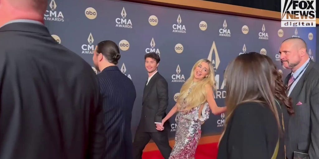 Kelsea Ballerini walked the red carpet at the 2024 CMA Awards with boyfriend Chase Stokes