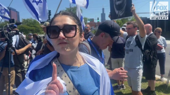 Pro-Israel counterprotesters show up at Democratic National Convention