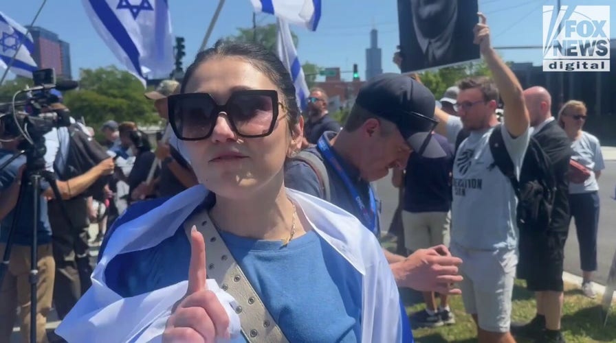 Pro-Israel counterprotesters show up at Democratic National Convention