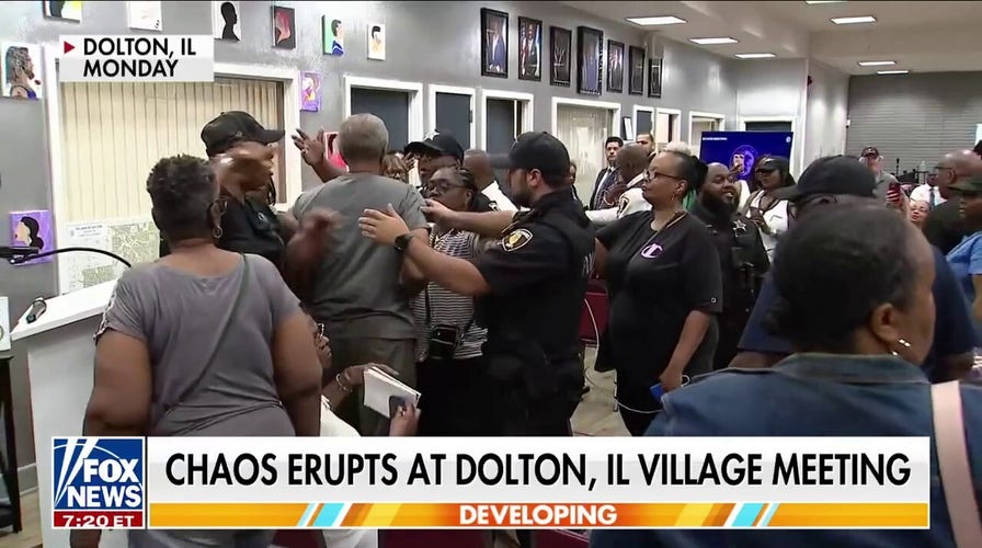 Chaos erupts at Dolton, Illinois village meeting