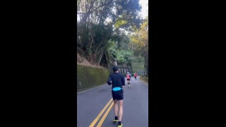 Marathon runner balances pineapple on his head - Fox News