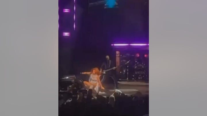 Shania Twain falls at concert