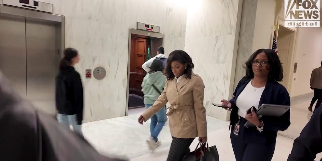 Dem Jasmine Crockett aide attempts to intimidate, block reporter’s question