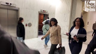 Dem Jasmine Crockett aide attempts to intimidate, block reporter’s question - Fox News