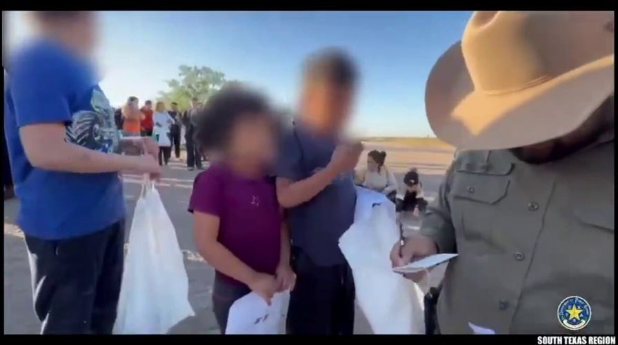 Policías del DPS Texas encuentran a varios niños no acompañados en un gran grupo de inmigrantes ilegales