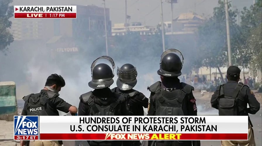 Manifestantes asaltan el consulado estadounidense en Pakistán