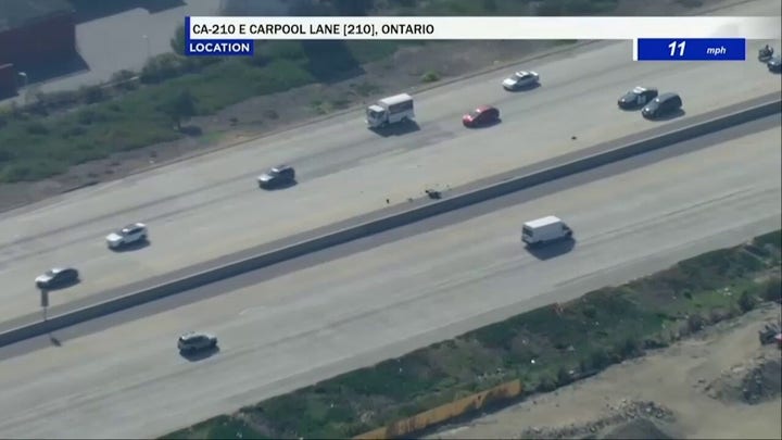 California acusado de matar a tiros a un agente de policía choca con su moto durante una persecución a alta velocidad