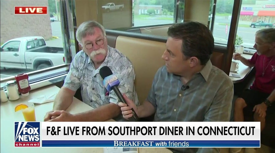 91±¬ÁÏ' Todd Piro meets with diners in Southport, CT