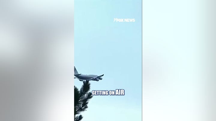 MIRA: El Air Force One sobrevuela el Monte Rushmore