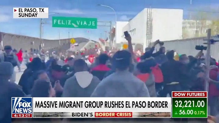 Massive migrant group rushes El Paso border